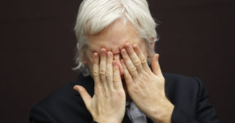 Copertina di Julian Assange, la moglie denuncia: “Lo hanno perquisito e trasferito in una cella d’isolamento. Sono abusi illegali”