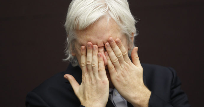 Julian Assange, la moglie denuncia: “Lo hanno perquisito e trasferito in una cella d’isolamento. Sono abusi illegali”