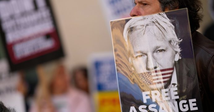 Julian Assange, il governo britannico ordina la sua estradizione negli Stati Uniti. Rischia una condanna a 175 anni di carcere