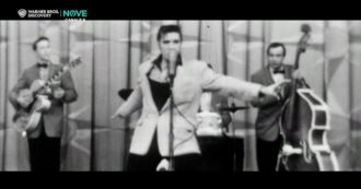 Copertina di “Elvis Presley, un mito senza tempo”, sul Nove il documentario che celebra il re del rock ‘n roll: la clip di anticipazione