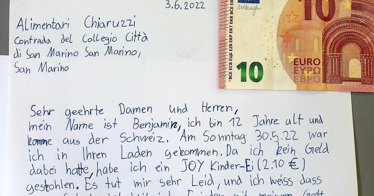 Bambino ruba un ovetto Kinder, poi si scusa inviando una lettera con 10 euro al negoziante: il toccante messaggio del ragazzino e la replica