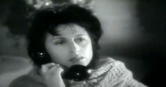 Copertina di Come il telefono nutre e mette in crisi gli amori (e condiziona le emozioni): “La voce umana”, l’opera profetica e senza tempo di Jean Cocteau