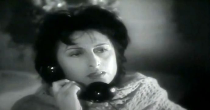 Come il telefono nutre e mette in crisi gli amori (e condiziona le emozioni): “La voce umana”, l’opera profetica e senza tempo di Jean Cocteau