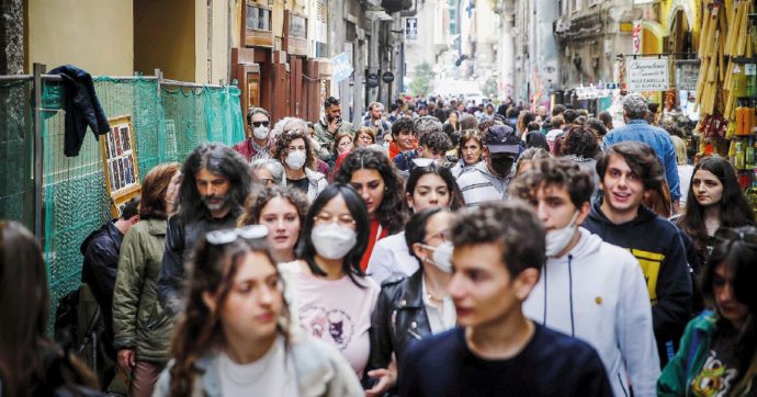 Contagi e ricoveri crescono. “L’isolamento resta. Per ora”