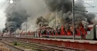 Copertina di Protesta per il nuovo piano di reclutamento dell’esercito in India: i manifestanti danno alle fiamme alcuni treni – Video