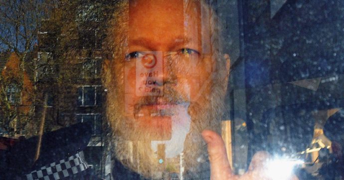 Copertina di Julian Assange, il cypherpunk con zaino in spalla e Commodore 64