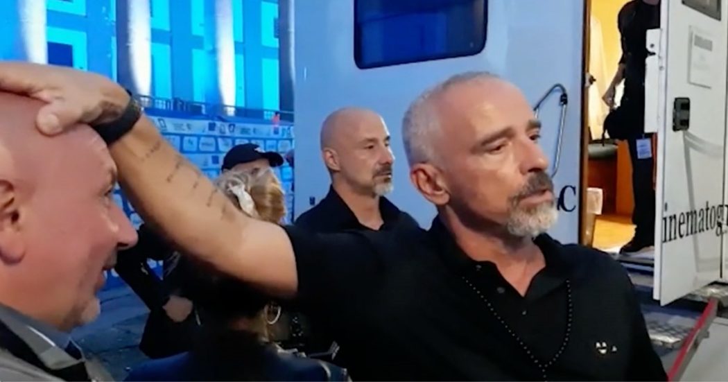 Eros Ramazzotti canta con Fiorello e accarezza una testa pelata “portafortuna”. Il dietro le quinte dello show di Rai1 “Giggi uno come te”