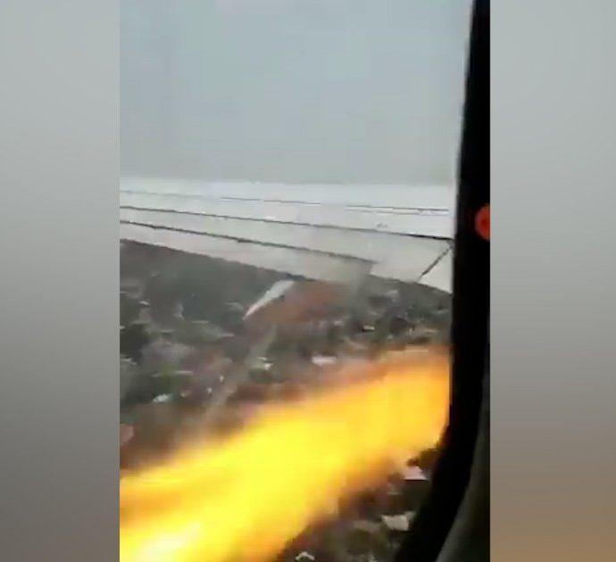 Paura sul Boeing 737, uccelli nel motore durante il decollo: un passeggero filma le fiamme. Atterraggio d’emergenza