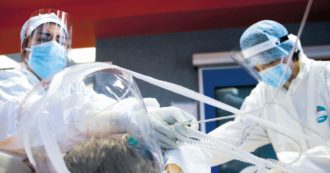 Copertina di Soldi, macchinari e vaccini: viaggio tra le macerie Covid