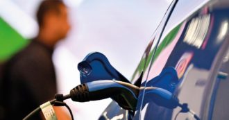 Copertina di Otto bugie contro l’auto elettrica: una confutazione punto per punto