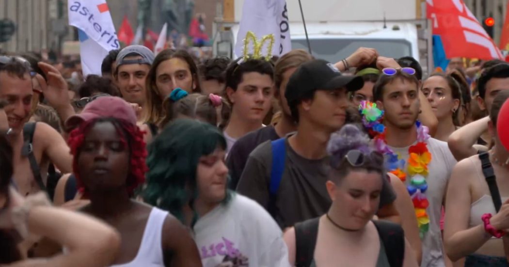 Torino Pride, tripudio di colori il corteo nelle vie della città. Dal palco il ricordo dell’insegnante trans morta suicida: “Giustizia per Cloe”