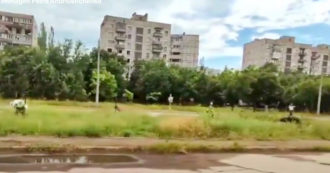 Copertina di A Mariupol i cortili di fronte ai palazzi diventano cimiteri: le croci lungo il bordo delle strade – Video