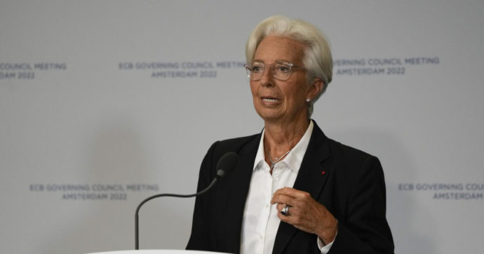 Lagarde: “Impegno Bce contro aumento spread” (che però si amplia). E avverte: “Prezzi delle case potrebbero iniziare a calare”