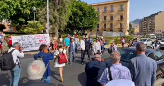 Copertina di Palermo, striscioni e cori contro il neo sindaco Lagalla: “Fuori la mafia dallo Stato”. Contestato durante l’omaggio alle vittime di Cosa Nostra