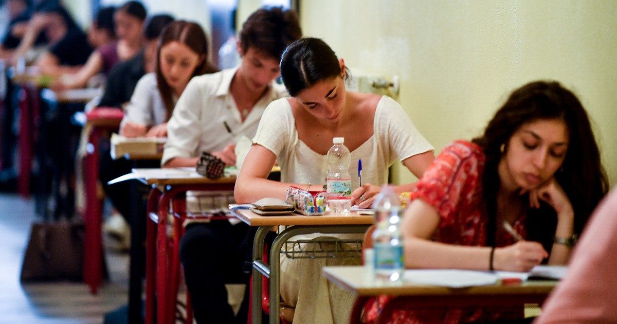 Maturità 2022, al via l’esame di Stato con la prima prova: ammessi il 96,2% dei candidati. E dopo la pandemia tornano gli scritti