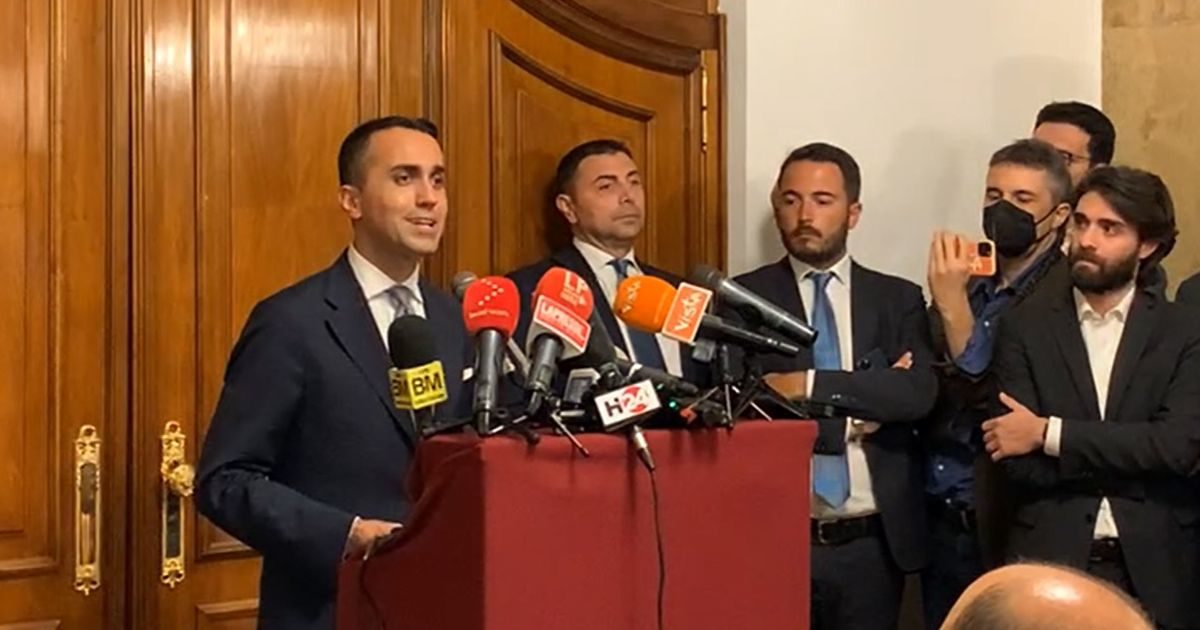 Di Maio rinnega i 5 stelle e aggiunge un ennesimo partitino al centro: “No agli estremismi e ai populismi. E uno non vale l’altro”