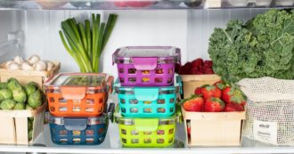 Copertina di Piccola guida antispreco: asparagi in un vaso e fragole in acqua e aceto