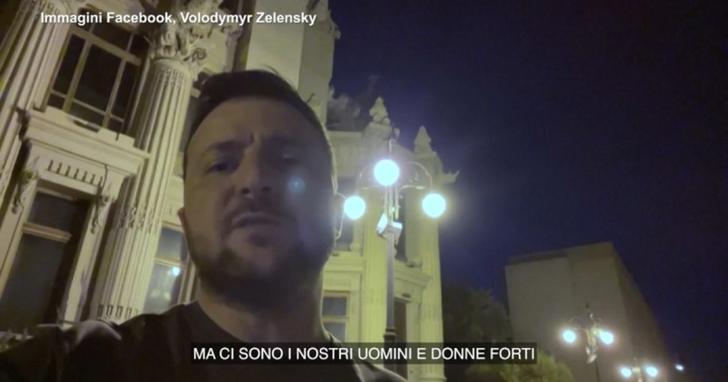Ucraina, il videomessaggio notturno di Zelensky: “Russia molto nervosa e preoccupata per la nostra attività”