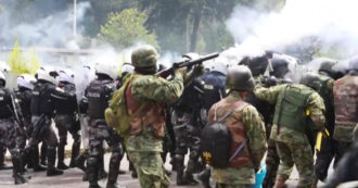 Copertina di Ecuador, violenti scontri tra polizia e manifestanti indigeni: un morto. Le proteste al decimo giorno – Video