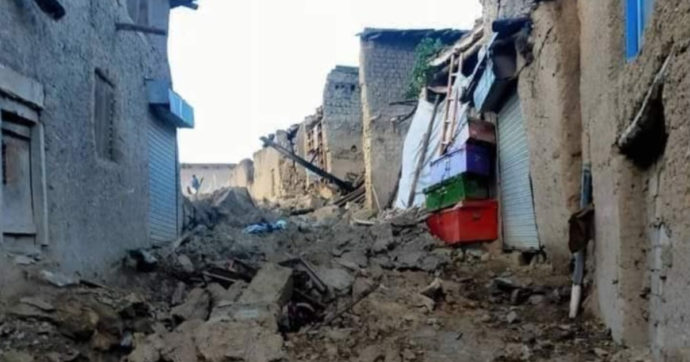 Terremoto in Afghanistan, scossa di magnitudo 5.9 al confine con il Pakistan: “Almeno 1000 morti e 1500 persone ferite”