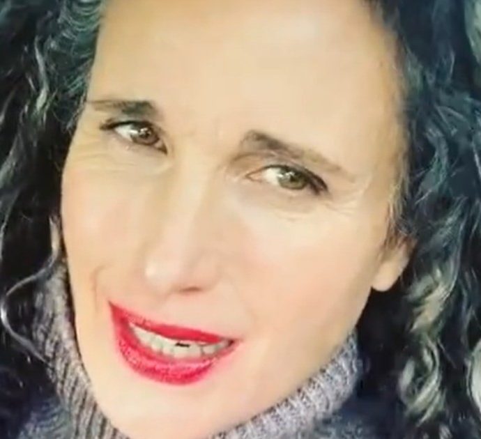 Andie MacDowell orgogliosa della sua chioma grigia: “Sono più felice, a 64 anni mi sento libera”