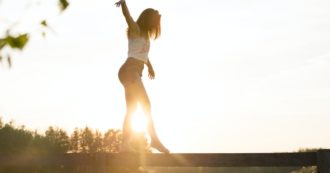 Copertina di Il test dell’equilibrio: “Riesci a stare su una gamba sola per dieci secondi? Allora hai meno possibilità di morire nei prossimi 10 anni”. Lo studio