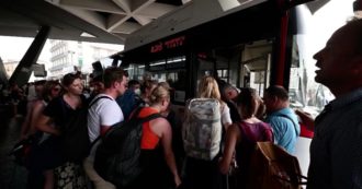 Copertina di Taxi in sciopero a Napoli, caos all’aeroporto Capodichino: centinaia di persone in fila in attesa dell’autobus – Video