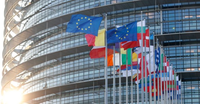 Eurobarometro, con la guerra cresce l’attaccamento dei cittadini all’Ue: il 65% felice di farne parte. Dato più alto dal 2007