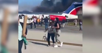 Copertina di Paura a Miami, l’aereo prende fuoco appena tocca la pista d’atterraggio: la fuga delle persone tra le fiamme – Video