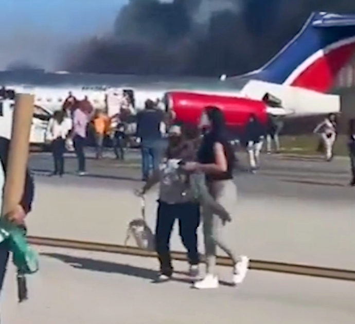 Paura a Miami, l’aereo prende fuoco appena tocca la pista d’atterraggio: la fuga delle persone tra le fiamme – Video