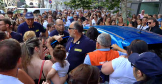 Copertina di Elena Del Pozzo, ai funerali il vescovo invoca il perdono per la mamma. Fuori dalla chiesa gridano “vergogna”