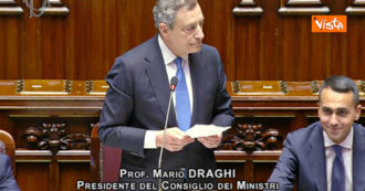 Copertina di Fico interrompe Draghi in Aula perché Sensi (Pd) batte la mani sul tavolo. E Di Maio: “Vabbè, dai” – Video