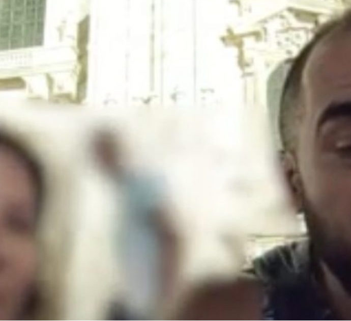 Milano, lo streamer Erkole derubato mentre è in diretta su Twitch in piazza Duomo: il video