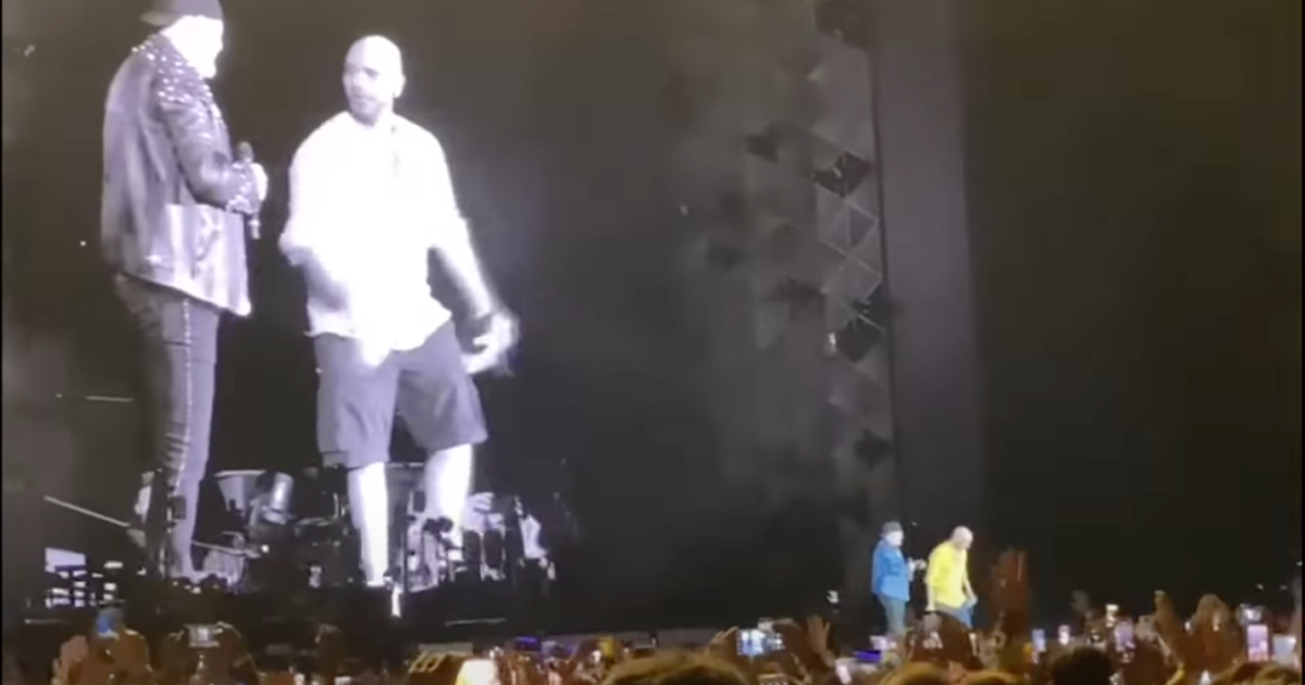 Checco Zalone sale a sorpresa sul palco durante il concerto di Vasco Rossi a Bari: il pubblico in visibilio