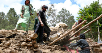 Copertina di Terremoto in Afghanistan, continuano le ricerche dei dispersi. Al Jazeera: “1500 vittime”. I medici: “Tra loro molti bambini”