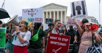 Copertina di Usa, la Corte Suprema annulla la sentenza Roe v. Wade del 1973 sul diritto all’aborto: “Non è garantito dalla Costituzione”