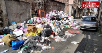Copertina di Catania, montagne di rifiuti alte fino a tre metri in strada. M5s: “Discarica satura e differenziata partita male. La città sta affogando”