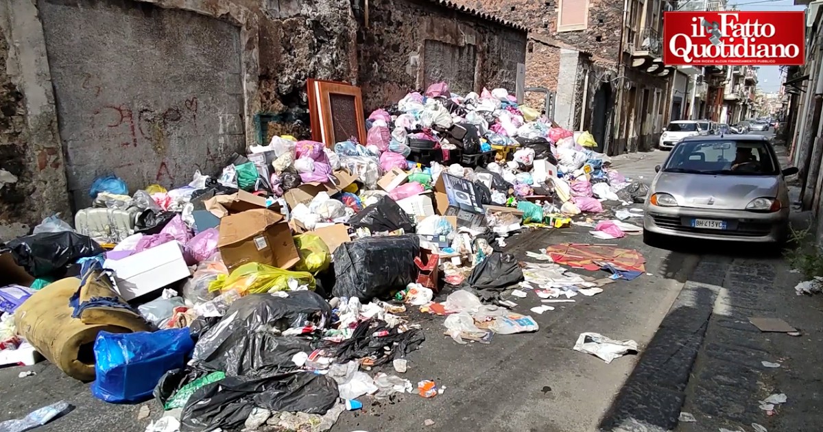 Catania, montagne di rifiuti alte fino a tre metri in strada. M5s: “Discarica satura e differenziata partita male. La città sta affogando”