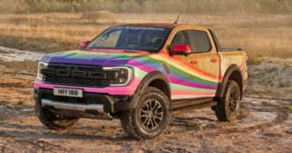 Copertina di Ford, a Goodwood con il Very Gay Raptor a sostegno della comunità LGBTQ+