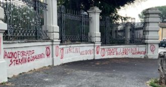 Copertina di “Siete mostri assassini”: imbrattati con scritte no vax i muri dello Spallanzani di Roma. Speranza: “Inaccettabile. Solidarietà ai sanitari”