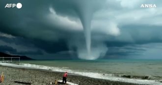 Copertina di Impressionante tromba d’aria sulla spiaggia di Sochi: i bagnanti restano a guardare – Video