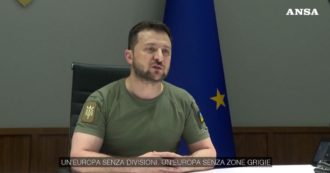 Copertina di Ue, Zelensky dopo il sì alla candidatura ucraina: “Punto di partenza per una nuova storia dell’Europa, senza divisioni e zone grigie” – Video