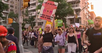 Copertina di A New York migliaia di persone in strada per il diritto all’aborto: la manifestazione dopo la decisione della Corte Suprema – Video