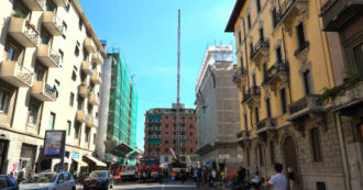 Milano, si spezza gru e cade su un operaio: muore in ospedale 24 ore dopo – Video