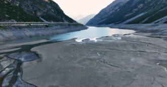 Siccità, in volo sul lago di Livigno senz’acqua: e la neve sui monti è quasi tutta sciolta – Video