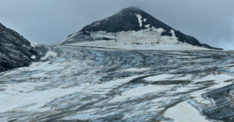 Copertina di Siccità, anche il ghiacciaio dello Stelvio in sofferenza: “Situazione critica, è come se fossimo in agosto inoltrato” – Video