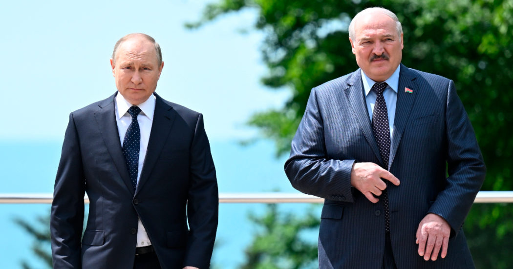 Lukashenko in soccorso a Putin: schiererà le sue truppe a sostegno di Mosca nella regione. “Nato e Ue vogliono colpirci, anche con l’atomica”