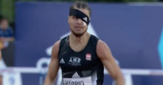 Aggredito a pugni durante il riscaldamento: il campione francese vince i 400 metri a ostacoli con la benda sull’occhio e il naso sanguinante