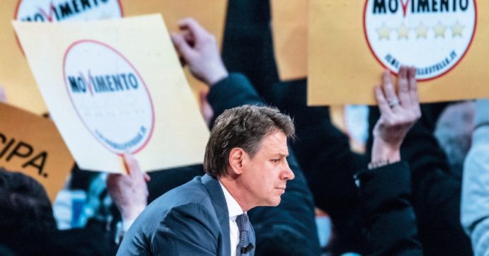 Spiraglio sui 2 mandati ma c’è il nodo governo: oggi Grillo alla Camera
