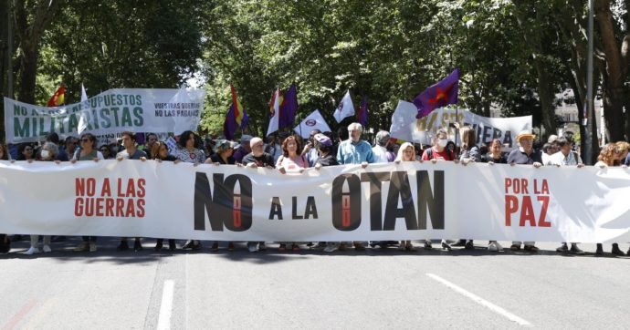 “No alla guerra e no alla Nato”: in migliaia manifestano a Madrid, dove tra due giorni si apre il vertice dell’Alleanza atlantica